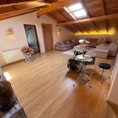 Goekler Ciftliginde Cati Kati